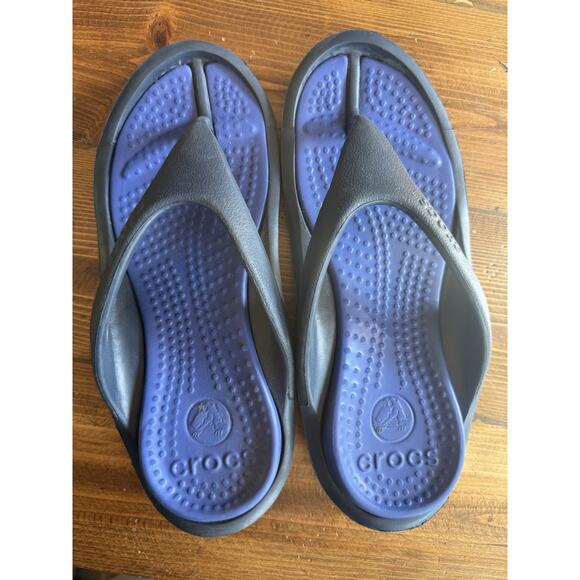 Crocs Sandal Women 9 Mens 7 Flat Flip Flop Navy Thong Beach Cruise Pool Party - Picture 1 of 5